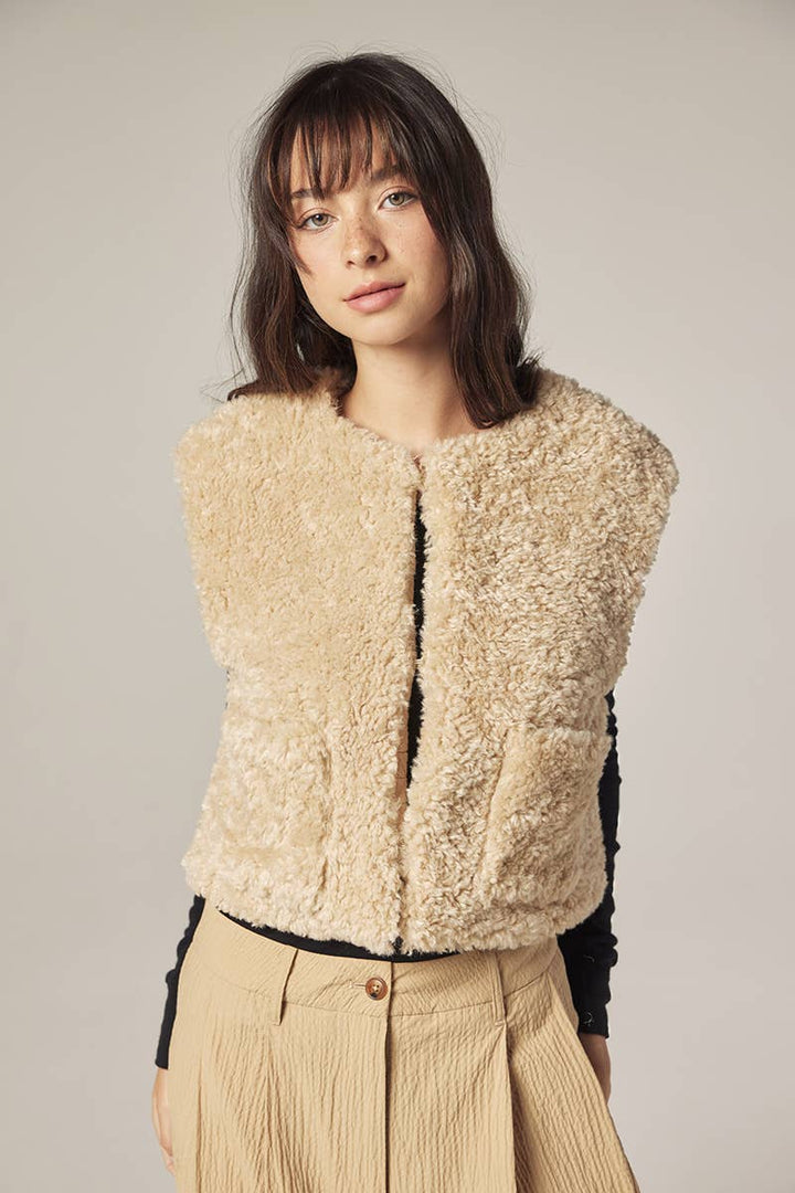 Reversible fur short vest by amente